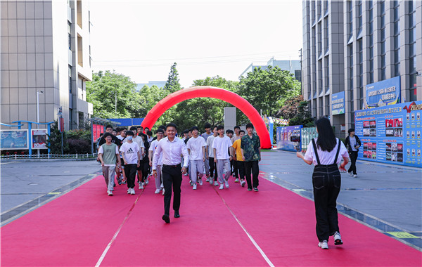 巅峰实习，京彩有你 ——南京新华京东618实习项目总结与表彰大会圆满结束