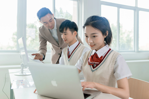 初中毕业女孩子学什么技术