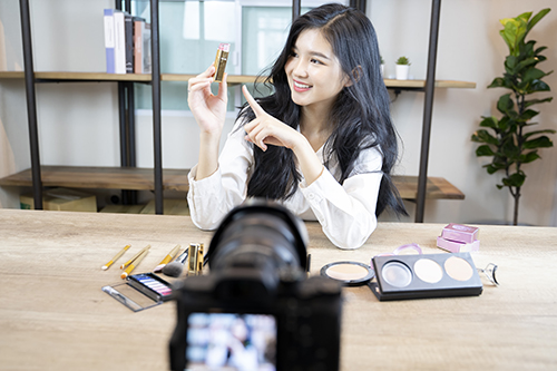 1765954602958274.jpg 花瓣素材_图像,青年人,显示器,女性,电视摄像机,亚洲,商务,博客,一个人,泰国_1646036.jpg