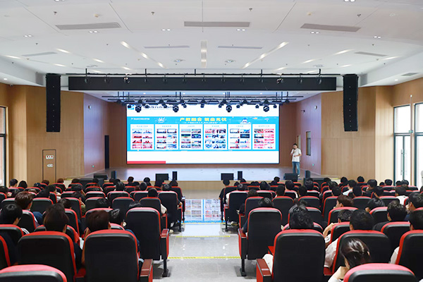 明晰求职方向，助力职场起步 —— 南京新华就业中心程主任开展就业指导专题讲座