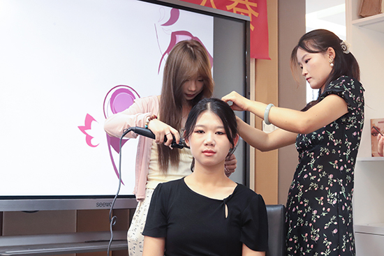 美妆专业招生条件，初中毕业能报名吗？