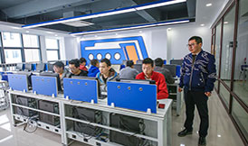 学生在检查电脑硬件