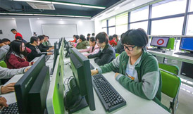 认真上课的学生